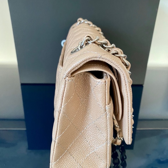 Chanel Classic Flap - Medium - Picture 4 of 10